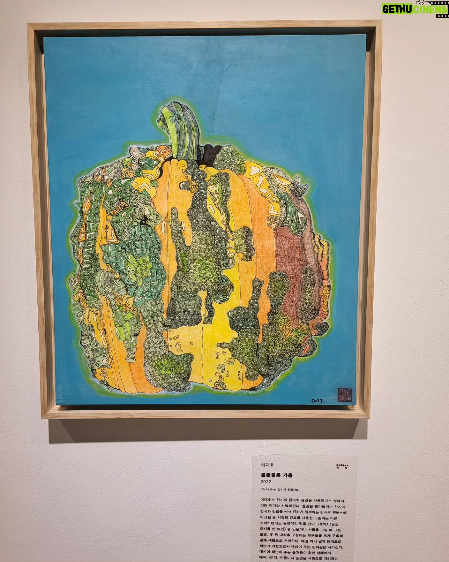 Kim Hye-eun Instagram - 아르브뤼 미술상. 발달장애 작가들의 그림.상을 받은 작가들의 전시가 궁금했다. 그들의 사고가 오히려 더 비장애인인 나보다 더 자유롭지 않을까? 어쩌면 내가 .우리가 장애와 비장애로 나누는 그 자체에 있어 교만과 독선과 편협을 증명하고 있을지도 모른다. 어쩌면 발달장애를 가진 이들이 욕망에 찌든 비장애인보다 더 자유로운 지혜와 겸손과 관대함을 가지고 있을지 모른단 생각을 해본다. 실제로 작품들은 잘모르는 내가 보기에 기존에 봐왔던 작품보다 더 순수하고 명료하며 자유로운 느낌이었다. 무엇보다 삶의 고통과 희망이 뚜렷하게 느껴져서 이게뭐지?하고 되묻던 기존의 전시회에서 갸우뚱 했던 시간이 줄어듦을 느낄수 있었다. 기획자인 국민일보 손영옥기자님의 발달장애작가 란 단어 대신 쓴 신경다양성작가 란 단어 가 너무나 좋다. 신경 (神經 ): ,신이 다니는 길 전시제목:신이 다니는 길,그 길 위의 목소리들 어쩜 이리 이쁜 생각을 하셨을까? 우리도 이 길 위를 같이 걷고 있지 않은가?♡ 한국실험미술의 대가이신 이건용작가의 후원을 받아 제정한 신경다양성 작가들의 축제, 국민일보 아르브뤼 미술상. 여러분도 신이 다니는 길 위의 목소리를 들어보시길 추천합니다.^^ #국민일보아르브뤼미술상 #이건용작가후원 #총괄기획손영옥 # 전시:KCDF 갤러리 (인사동).2월 26일까지
