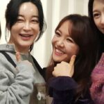 Kim Hye-eun Instagram - 여러분♡진심으로 가슴깊이 감사드립니다. 오늘 무사히 원더마켓 시즌4 바자회를 마쳤습니다. 대견한 원더맘들을 돕겠다며 이른시간부터 줄서서 기다려주신 따뜻한 여러분의 마음때문에 오늘 원더마켓은 역대 최고 매출을 기록했습니다. 개장전부터 줄서서 기다려주시고 계산하느라 긴 줄 참아주신 고객님들께 진심으로 감사드립니다. 그리고 그 무엇보다 이 나눔을 기꺼이 해준 홍지민배우.이선영 아나운서.소프라노 임선혜.배우 김영선 님께 사랑과 존경을 전합니다. 우리모두 허리가 아팠으나 저는 사실 오늘 천국에 그대들과 같이 있었습니다. 이 모든걸 준비해주신 기아대책.행복한 나눔.복많으세요♡ #기아대책 #행복한나눔 #원더마켓 #더라퓨즈 #스킨앤플러스 #아이소이 #김창숙부띠크 #클라쎄캐시미어