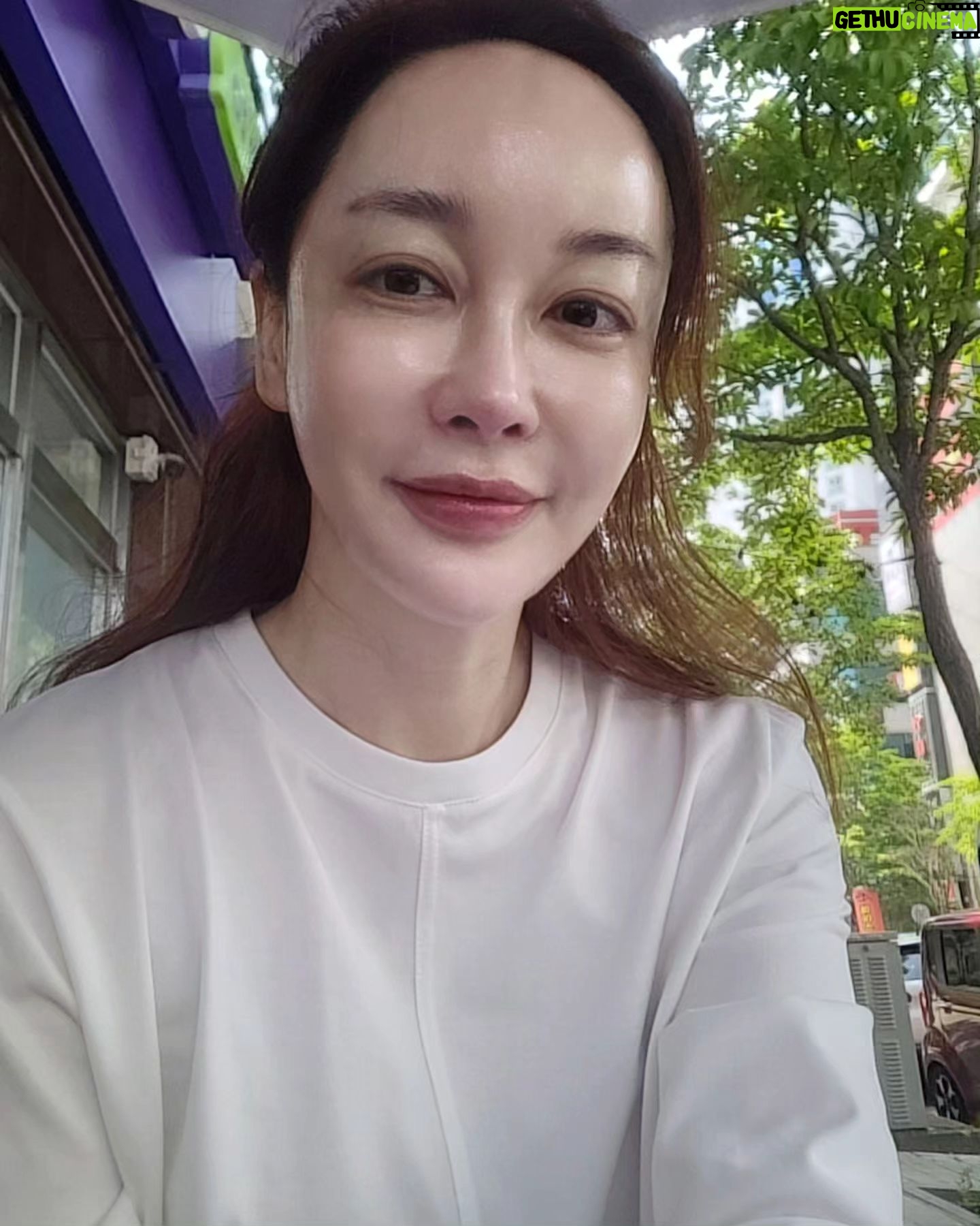 Kim Hye-eun - 4.8K Likes - 우리 동네 아니니 CU앞 파라솔에 다 앉구..^^
쳐다보거나 말거나^^
스벅가서 대본볼까 하다 날씨를 즐기기로.^^
딸이 너무 보고싶다.♡
#영화 #광주