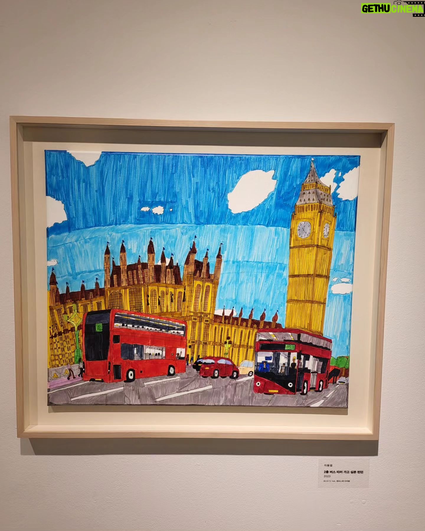 Kim Hye-eun Instagram - 아르브뤼 미술상. 발달장애 작가들의 그림.상을 받은 작가들의 전시가 궁금했다. 그들의 사고가 오히려 더 비장애인인 나보다 더 자유롭지 않을까? 어쩌면 내가 .우리가 장애와 비장애로 나누는 그 자체에 있어 교만과 독선과 편협을 증명하고 있을지도 모른다. 어쩌면 발달장애를 가진 이들이 욕망에 찌든 비장애인보다 더 자유로운 지혜와 겸손과 관대함을 가지고 있을지 모른단 생각을 해본다. 실제로 작품들은 잘모르는 내가 보기에 기존에 봐왔던 작품보다 더 순수하고 명료하며 자유로운 느낌이었다. 무엇보다 삶의 고통과 희망이 뚜렷하게 느껴져서 이게뭐지?하고 되묻던 기존의 전시회에서 갸우뚱 했던 시간이 줄어듦을 느낄수 있었다. 기획자인 국민일보 손영옥기자님의 발달장애작가 란 단어 대신 쓴 신경다양성작가 란 단어 가 너무나 좋다. 신경 (神經 ): ,신이 다니는 길 전시제목:신이 다니는 길,그 길 위의 목소리들 어쩜 이리 이쁜 생각을 하셨을까? 우리도 이 길 위를 같이 걷고 있지 않은가?♡ 한국실험미술의 대가이신 이건용작가의 후원을 받아 제정한 신경다양성 작가들의 축제, 국민일보 아르브뤼 미술상. 여러분도 신이 다니는 길 위의 목소리를 들어보시길 추천합니다.^^ #국민일보아르브뤼미술상 #이건용작가후원 #총괄기획손영옥 # 전시:KCDF 갤러리 (인사동).2월 26일까지