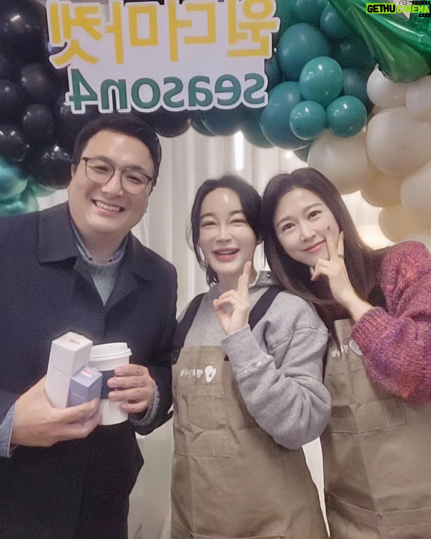 Kim Hye-eun Instagram - 여러분♡진심으로 가슴깊이 감사드립니다. 오늘 무사히 원더마켓 시즌4 바자회를 마쳤습니다. 대견한 원더맘들을 돕겠다며 이른시간부터 줄서서 기다려주신 따뜻한 여러분의 마음때문에 오늘 원더마켓은 역대 최고 매출을 기록했습니다. 개장전부터 줄서서 기다려주시고 계산하느라 긴 줄 참아주신 고객님들께 진심으로 감사드립니다. 그리고 그 무엇보다 이 나눔을 기꺼이 해준 홍지민배우.이선영 아나운서.소프라노 임선혜.배우 김영선 님께 사랑과 존경을 전합니다. 우리모두 허리가 아팠으나 저는 사실 오늘 천국에 그대들과 같이 있었습니다. 이 모든걸 준비해주신 기아대책.행복한 나눔.복많으세요♡ #기아대책 #행복한나눔 #원더마켓 #더라퓨즈 #스킨앤플러스 #아이소이 #김창숙부띠크 #클라쎄캐시미어