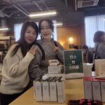 Kim Hye-eun Instagram - 여러분♡진심으로 가슴깊이 감사드립니다. 오늘 무사히 원더마켓 시즌4 바자회를 마쳤습니다. 대견한 원더맘들을 돕겠다며 이른시간부터 줄서서 기다려주신 따뜻한 여러분의 마음때문에 오늘 원더마켓은 역대 최고 매출을 기록했습니다. 개장전부터 줄서서 기다려주시고 계산하느라 긴 줄 참아주신 고객님들께 진심으로 감사드립니다. 그리고 그 무엇보다 이 나눔을 기꺼이 해준 홍지민배우.이선영 아나운서.소프라노 임선혜.배우 김영선 님께 사랑과 존경을 전합니다. 우리모두 허리가 아팠으나 저는 사실 오늘 천국에 그대들과 같이 있었습니다. 이 모든걸 준비해주신 기아대책.행복한 나눔.복많으세요♡ #기아대책 #행복한나눔 #원더마켓 #더라퓨즈 #스킨앤플러스 #아이소이 #김창숙부띠크 #클라쎄캐시미어