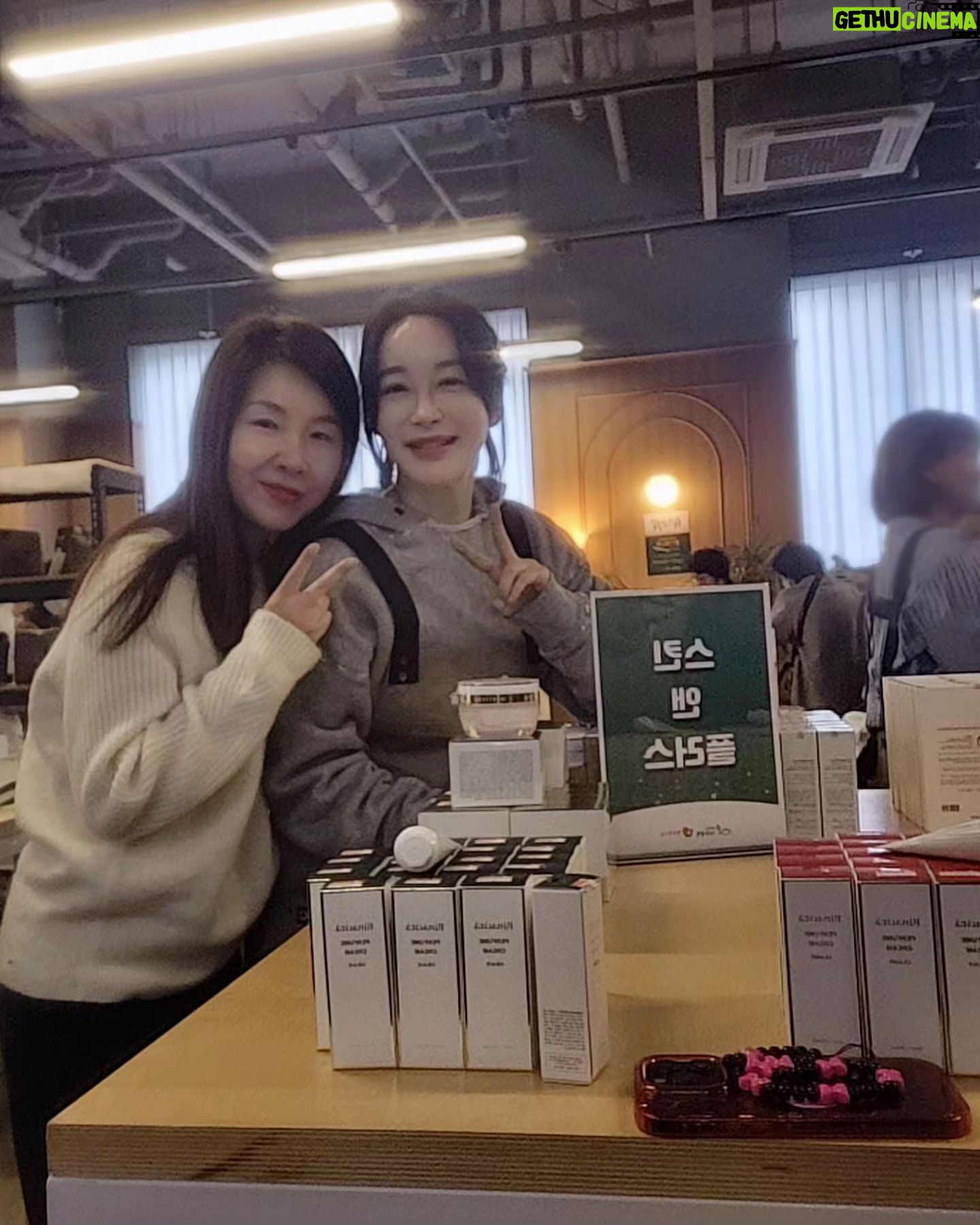 Kim Hye-eun Instagram - 여러분♡진심으로 가슴깊이 감사드립니다. 오늘 무사히 원더마켓 시즌4 바자회를 마쳤습니다. 대견한 원더맘들을 돕겠다며 이른시간부터 줄서서 기다려주신 따뜻한 여러분의 마음때문에 오늘 원더마켓은 역대 최고 매출을 기록했습니다. 개장전부터 줄서서 기다려주시고 계산하느라 긴 줄 참아주신 고객님들께 진심으로 감사드립니다. 그리고 그 무엇보다 이 나눔을 기꺼이 해준 홍지민배우.이선영 아나운서.소프라노 임선혜.배우 김영선 님께 사랑과 존경을 전합니다. 우리모두 허리가 아팠으나 저는 사실 오늘 천국에 그대들과 같이 있었습니다. 이 모든걸 준비해주신 기아대책.행복한 나눔.복많으세요♡ #기아대책 #행복한나눔 #원더마켓 #더라퓨즈 #스킨앤플러스 #아이소이 #김창숙부띠크 #클라쎄캐시미어
