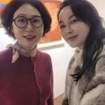 Kim Hye-eun Instagram - 아르브뤼 미술상. 발달장애 작가들의 그림.상을 받은 작가들의 전시가 궁금했다. 그들의 사고가 오히려 더 비장애인인 나보다 더 자유롭지 않을까? 어쩌면 내가 .우리가 장애와 비장애로 나누는 그 자체에 있어 교만과 독선과 편협을 증명하고 있을지도 모른다. 어쩌면 발달장애를 가진 이들이 욕망에 찌든 비장애인보다 더 자유로운 지혜와 겸손과 관대함을 가지고 있을지 모른단 생각을 해본다. 실제로 작품들은 잘모르는 내가 보기에 기존에 봐왔던 작품보다 더 순수하고 명료하며 자유로운 느낌이었다. 무엇보다 삶의 고통과 희망이 뚜렷하게 느껴져서 이게뭐지?하고 되묻던 기존의 전시회에서 갸우뚱 했던 시간이 줄어듦을 느낄수 있었다. 기획자인 국민일보 손영옥기자님의 발달장애작가 란 단어 대신 쓴 신경다양성작가 란 단어 가 너무나 좋다. 신경 (神經 ): ,신이 다니는 길 전시제목:신이 다니는 길,그 길 위의 목소리들 어쩜 이리 이쁜 생각을 하셨을까? 우리도 이 길 위를 같이 걷고 있지 않은가?♡ 한국실험미술의 대가이신 이건용작가의 후원을 받아 제정한 신경다양성 작가들의 축제, 국민일보 아르브뤼 미술상. 여러분도 신이 다니는 길 위의 목소리를 들어보시길 추천합니다.^^ #국민일보아르브뤼미술상 #이건용작가후원 #총괄기획손영옥 # 전시:KCDF 갤러리 (인사동).2월 26일까지