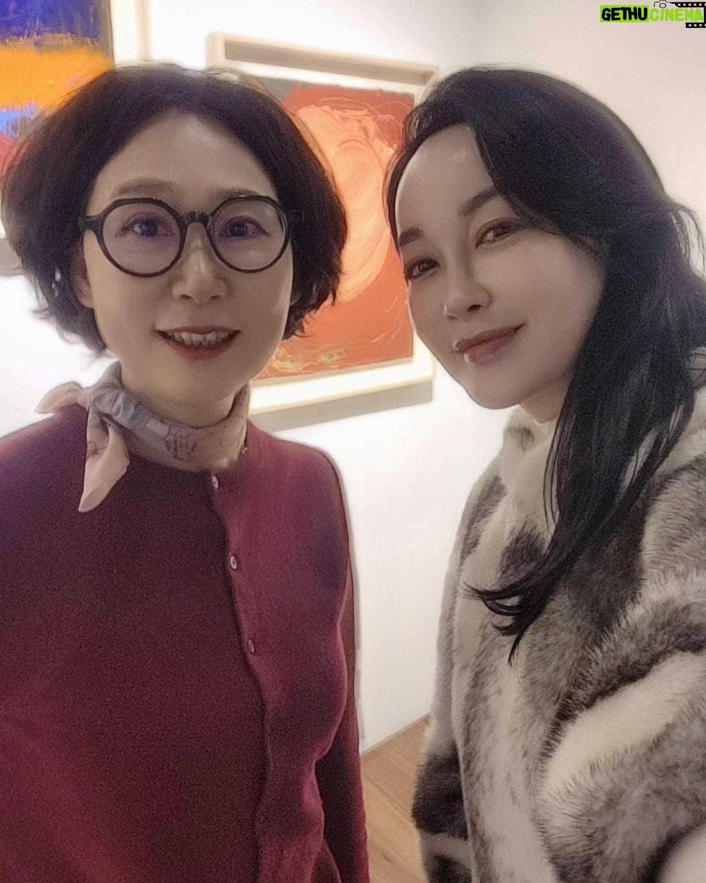 Kim Hye-eun Instagram - 아르브뤼 미술상. 발달장애 작가들의 그림.상을 받은 작가들의 전시가 궁금했다. 그들의 사고가 오히려 더 비장애인인 나보다 더 자유롭지 않을까? 어쩌면 내가 .우리가 장애와 비장애로 나누는 그 자체에 있어 교만과 독선과 편협을 증명하고 있을지도 모른다. 어쩌면 발달장애를 가진 이들이 욕망에 찌든 비장애인보다 더 자유로운 지혜와 겸손과 관대함을 가지고 있을지 모른단 생각을 해본다. 실제로 작품들은 잘모르는 내가 보기에 기존에 봐왔던 작품보다 더 순수하고 명료하며 자유로운 느낌이었다. 무엇보다 삶의 고통과 희망이 뚜렷하게 느껴져서 이게뭐지?하고 되묻던 기존의 전시회에서 갸우뚱 했던 시간이 줄어듦을 느낄수 있었다. 기획자인 국민일보 손영옥기자님의 발달장애작가 란 단어 대신 쓴 신경다양성작가 란 단어 가 너무나 좋다. 신경 (神經 ): ,신이 다니는 길 전시제목:신이 다니는 길,그 길 위의 목소리들 어쩜 이리 이쁜 생각을 하셨을까? 우리도 이 길 위를 같이 걷고 있지 않은가?♡ 한국실험미술의 대가이신 이건용작가의 후원을 받아 제정한 신경다양성 작가들의 축제, 국민일보 아르브뤼 미술상. 여러분도 신이 다니는 길 위의 목소리를 들어보시길 추천합니다.^^ #국민일보아르브뤼미술상 #이건용작가후원 #총괄기획손영옥 # 전시:KCDF 갤러리 (인사동).2월 26일까지