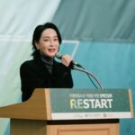 Kim Hye-eun Instagram – 따뜻한 사람들.
사회봉사하며 가장 크게 내가 누릴수 있는 것은
가슴따뜻하게 타인을 위할줄 아는 정의로운 어른들을 만날수 있다는 것.
그리고 그럼에도 힘든 환경을 딛고 일어나 어른들에게 희망을 던지는 다음세대들을 만날수 있다는 것.
#한국청소년쉼터협의회 #기아대책 #국회여성가족위원회 #가정밖청소년
#고승덕 #권인숙
