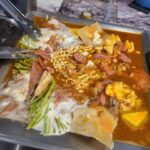 Kim Hye-eun Instagram – 첨 먹어보는 맛.
미쿡에서 먹는 부대찌개랄까?호불호 정확히 있을것 같은 맛인데.
나는 이국적인 독특함에 한표.
허허.이런맛을 내다니요.♡♡♡ 하여간 마늘슬라이스도 어쩜 그리 바싹히지?
#울트라회관 #서초동 #미쿡느낌부대찌개 #마늘슬라이스제육볶음