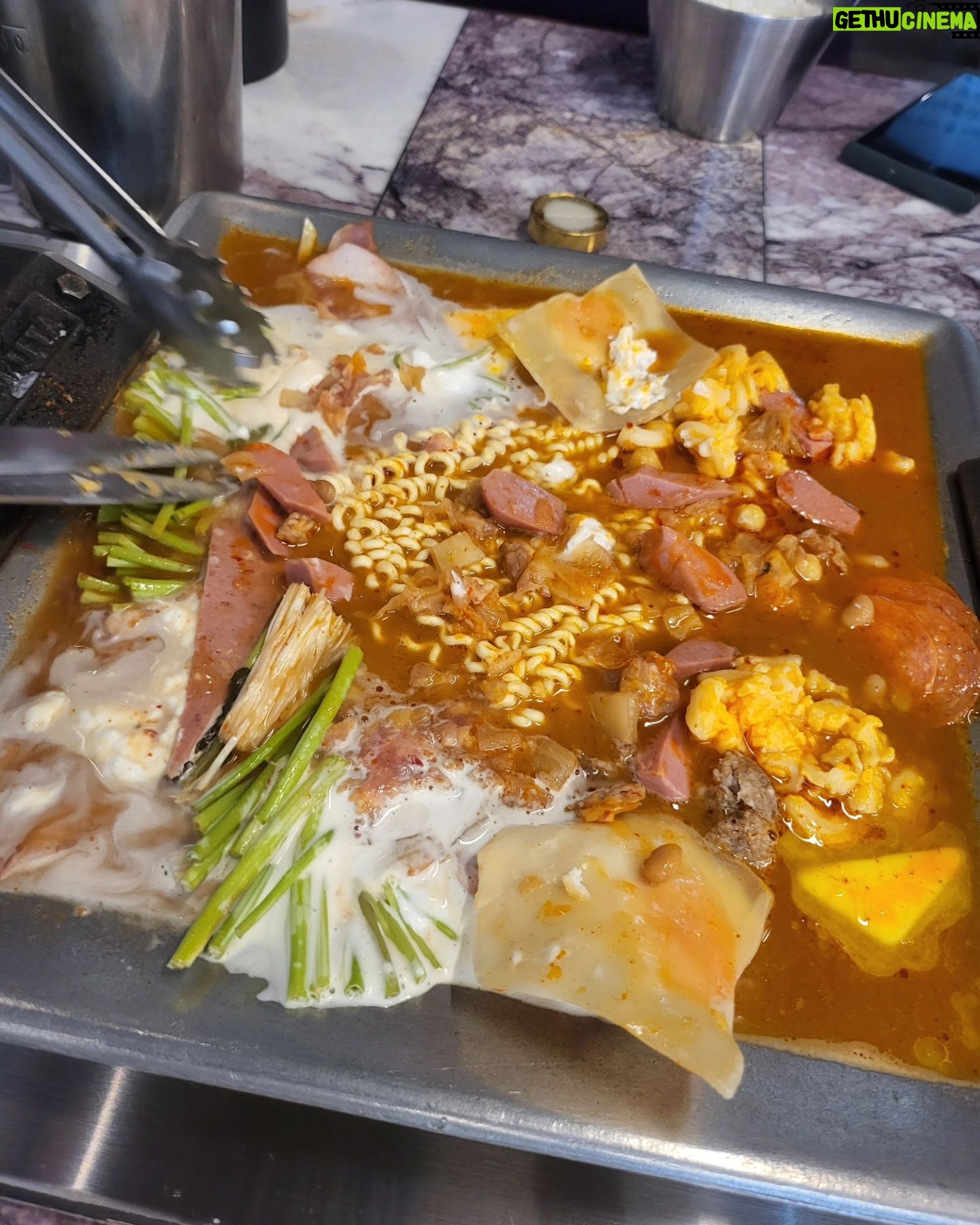 Kim Hye-eun Instagram - 첨 먹어보는 맛. 미쿡에서 먹는 부대찌개랄까?호불호 정확히 있을것 같은 맛인데. 나는 이국적인 독특함에 한표. 허허.이런맛을 내다니요.♡♡♡ 하여간 마늘슬라이스도 어쩜 그리 바싹히지? #울트라회관 #서초동 #미쿡느낌부대찌개 #마늘슬라이스제육볶음