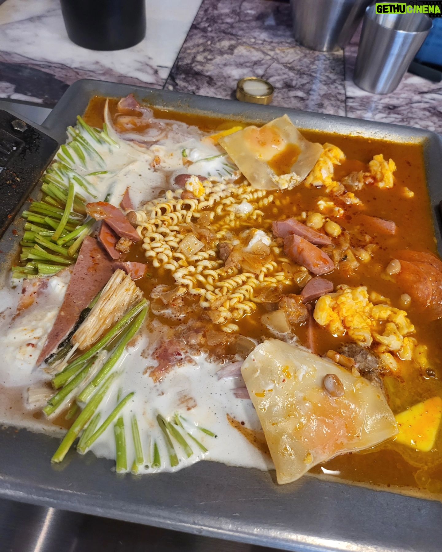 Kim Hye-eun Instagram - 첨 먹어보는 맛. 미쿡에서 먹는 부대찌개랄까?호불호 정확히 있을것 같은 맛인데. 나는 이국적인 독특함에 한표. 허허.이런맛을 내다니요.♡♡♡ 하여간 마늘슬라이스도 어쩜 그리 바싹히지? #울트라회관 #서초동 #미쿡느낌부대찌개 #마늘슬라이스제육볶음