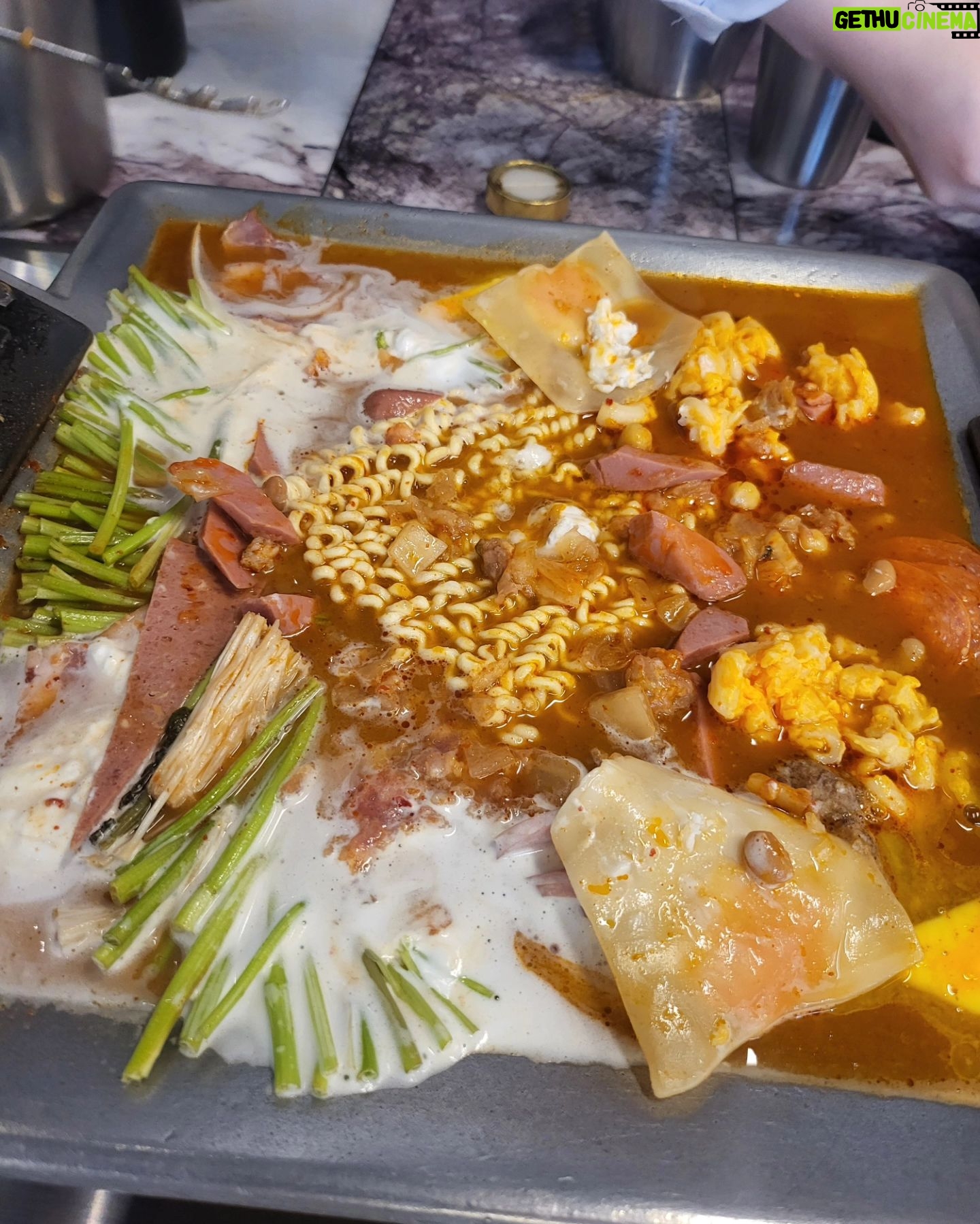 Kim Hye-eun Instagram - 첨 먹어보는 맛. 미쿡에서 먹는 부대찌개랄까?호불호 정확히 있을것 같은 맛인데. 나는 이국적인 독특함에 한표. 허허.이런맛을 내다니요.♡♡♡ 하여간 마늘슬라이스도 어쩜 그리 바싹히지? #울트라회관 #서초동 #미쿡느낌부대찌개 #마늘슬라이스제육볶음