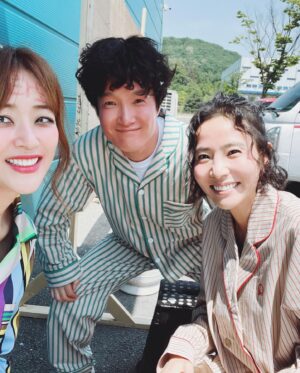 Kim Hyo-jin Instagram - 넘넘 사랑스런 정연언니와 중옥오빠~~~ 세트에서 한컷💚 #옥탑방더덕주파티찍던날#언니오빠와함께해서#영광이었습니다💚#촬영하면서도웃음이끊이질않았던#란주와상두와하정#무인도의디바