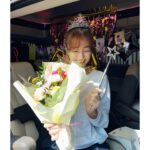 Kim Hyo-jin Instagram - 나무의 기둥 우리 은샘이와 매니저 주호가 준비해준 막촬장식과 왕관 요술봉 그리고 편지~~ 우주최강 조명 재돈이가 준 홍주~ 넘넘 착하고 멋지고 순딩순딩 최고의 배우 종협이가 준 텀블러~~촬영팀 아가 막내 소영이가 준 가운~~ 소영아 이거 이뻐서 어떻게 입어~~ 드라마 촬영 내내 끝까지 열심히 코칭해주신 최고의 보컬쌤 예서쌤이 주신 초콜렛과 편지💚모두 너무 고마워💚😭#란주언니#무인도의디바