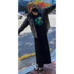 Kim Hyo-jin Instagram - 나무의 기둥 우리 은샘이와 매니저 주호가 준비해준 막촬장식과 왕관 요술봉 그리고 편지~~ 우주최강 조명 재돈이가 준 홍주~ 넘넘 착하고 멋지고 순딩순딩 최고의 배우 종협이가 준 텀블러~~촬영팀 아가 막내 소영이가 준 가운~~ 소영아 이거 이뻐서 어떻게 입어~~ 드라마 촬영 내내 끝까지 열심히 코칭해주신 최고의 보컬쌤 예서쌤이 주신 초콜렛과 편지💚모두 너무 고마워💚😭#란주언니#무인도의디바