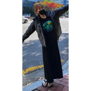 Kim Hyo-jin Instagram - 나무의 기둥 우리 은샘이와 매니저 주호가 준비해준 막촬장식과 왕관 요술봉 그리고 편지~~ 우주최강 조명 재돈이가 준 홍주~ 넘넘 착하고 멋지고 순딩순딩 최고의 배우 종협이가  준 텀블러~~촬영팀 아가 막내 소영이가 준 가운~~ 소영아 이거 이뻐서 어떻게 입어~~ 드라마 촬영 내내 끝까지 열심히 코칭해주신 최고의 보컬쌤 예서쌤이 주신 초콜렛과 편지💚모두 너무 고마워💚😭#란주언니#무인도의디바