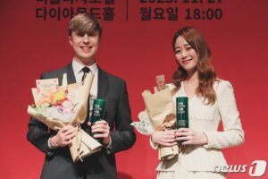 Kim Hyo-jin Instagram - 환경재단에서 세상을 밝게 만든 사람들 문화부문 상을 주셨습니다. 앞으로 더 열심히 활동하겠습니다.🌱#환경재단#세상을밝게만든사람들