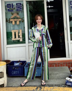 Kim Hyo-jin Instagram - 넘넘 사랑스런 정연언니와 중옥오빠~~~ 세트에서 한컷💚 #옥탑방더덕주파티찍던날#언니오빠와함께해서#영광이었습니다💚#촬영하면서도웃음이끊이질않았던#란주와상두와하정#무인도의디바