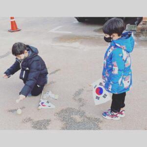 Kim Hyo-jin Instagram - 첫째가 찍어준 사진~ 오늘도 여기저기 다니며 열심히 놀았다~ #육퇴#에너지넘치는아들둘#엄마는넉다운#서대문형무소역사관🇰🇷