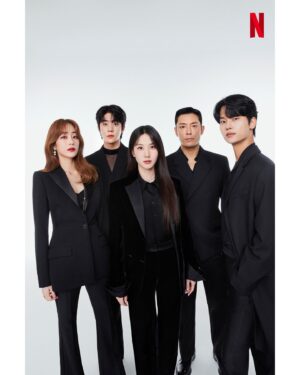 Kim Hyo-jin Instagram - 무디 배우들과💚 단체컷 #무인도의디바#넷플릭스사진