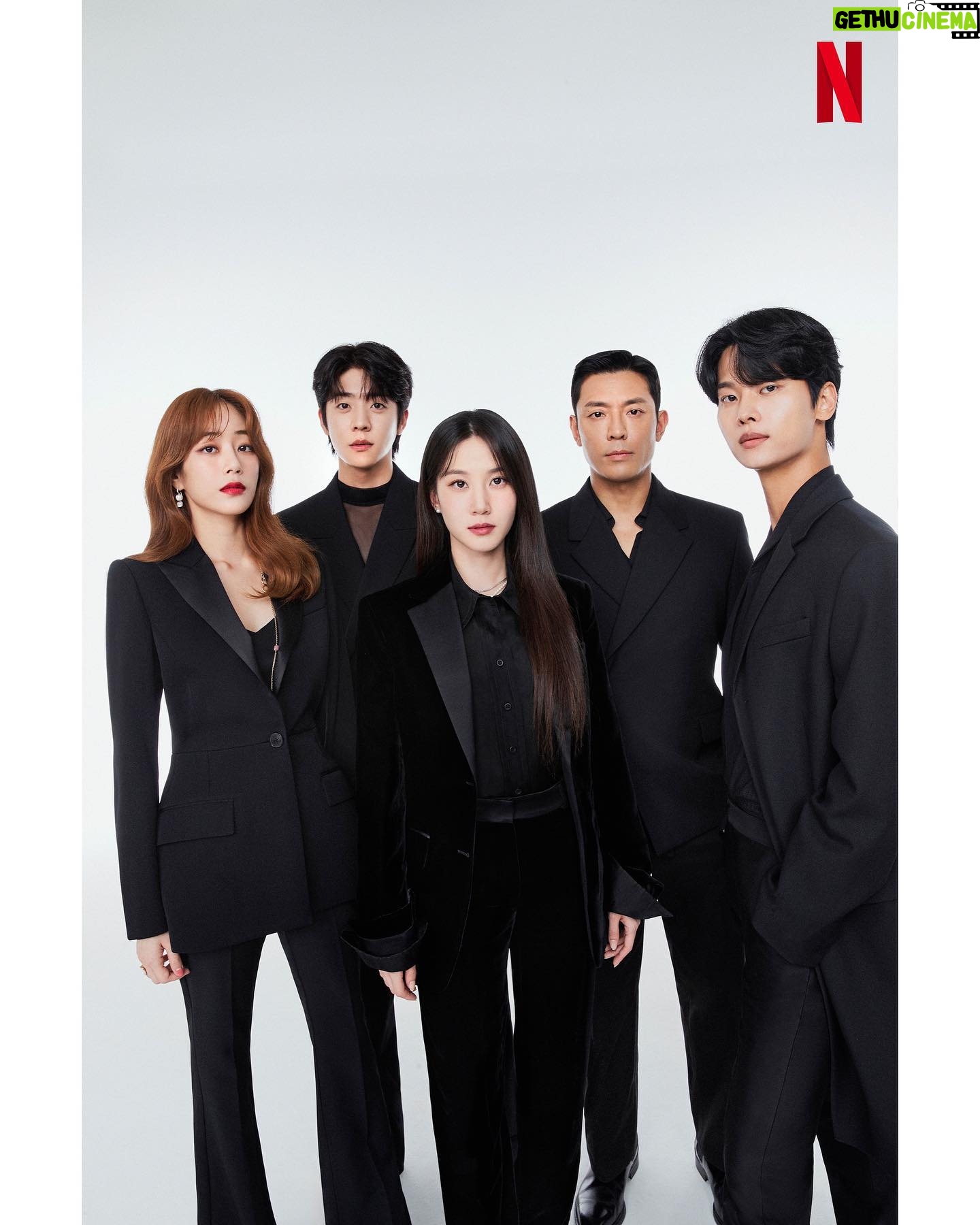 Kim Hyo-jin - 134K Likes - 무디 배우들과💚 단체컷 #무인도의디바#넷플릭스사진