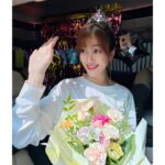 Kim Hyo-jin Instagram - 나무의 기둥 우리 은샘이와 매니저 주호가 준비해준 막촬장식과 왕관 요술봉 그리고 편지~~ 우주최강 조명 재돈이가 준 홍주~ 넘넘 착하고 멋지고 순딩순딩 최고의 배우 종협이가 준 텀블러~~촬영팀 아가 막내 소영이가 준 가운~~ 소영아 이거 이뻐서 어떻게 입어~~ 드라마 촬영 내내 끝까지 열심히 코칭해주신 최고의 보컬쌤 예서쌤이 주신 초콜렛과 편지💚모두 너무 고마워💚😭#란주언니#무인도의디바