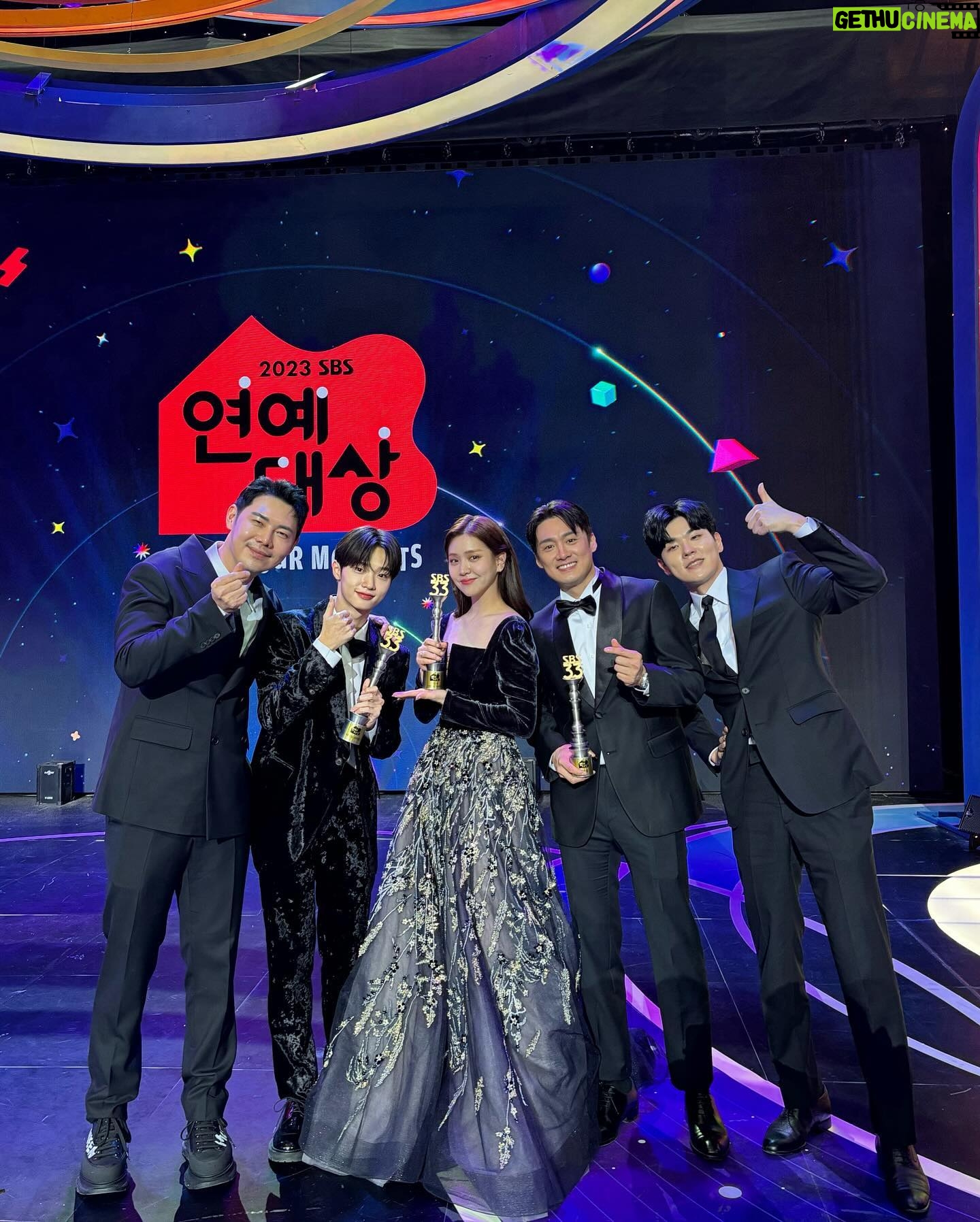 Kim Ji-eun Instagram - 내인생 첫 시상식MC , 첫 예능 신인상 ! 진짜 너어어어어무 즐겁고 소중한시간이였습니다 모두 고맙습니다 ! 새해 복 많이 받으세요 !🍠