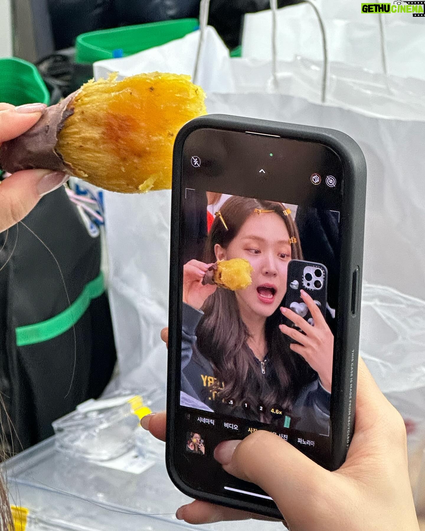 Kim Ji-eun Instagram - 내인생 첫 시상식MC , 첫 예능 신인상 ! 진짜 너어어어어무 즐겁고 소중한시간이였습니다 모두 고맙습니다 ! 새해 복 많이 받으세요 !🍠