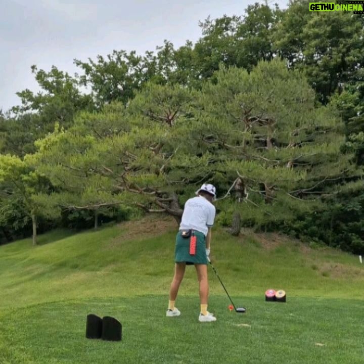 Kim Ji-hye Instagram - 내사랑 #지산cc . 모든게...조금씩...부족했던 필드 . 토크가 안됨 ㅜㅜ 힝 . 다시 레슨 . 낼부터 더 열심히 연습하자 ㅋㅋㅋ . 😆계속 연습 .