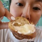 Kim Ji-hye Instagram - 백종원의 #스트리트푸드파이터 보면서 . 이건 꼭 먹고싶다 했던 그 #카이막 . 드뎌 먹어봅니다 . 총각네 판매 . 👉👈 해외여행 엄청 좋아하는 스타일 아님 . 집에서 ㅋㅋ 먹다니 행복 . 터키 안가도 되는구만 . ㅋㅋ . 터키 맞죠? . 튀르키예