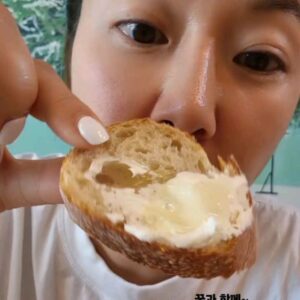Kim Ji-hye Instagram - 백종원의 #스트리트푸드파이터  보면서
.
이건 꼭 먹고싶다 했던 그 #카이막
.
드뎌 먹어봅니다
.
총각네 판매
.
👉👈 해외여행 엄청 좋아하는 스타일 아님
.
집에서 ㅋㅋ 먹다니 행복
.
터키 안가도 되는구만
.
 ㅋㅋ
.
터키 맞죠?
.
튀르키예