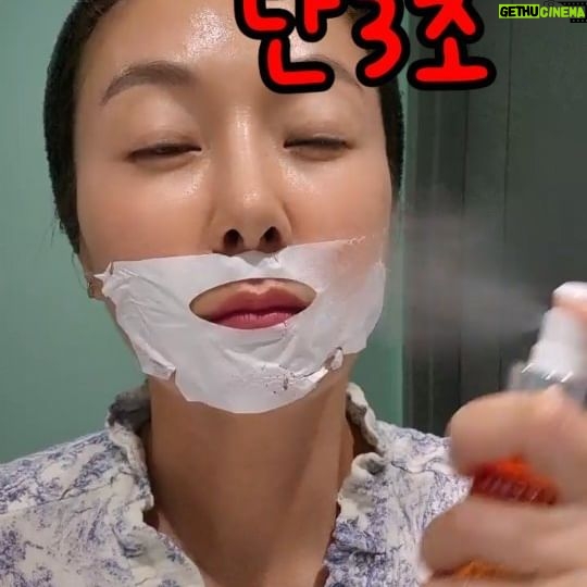 Kim Ji-hye Instagram - 나노입자 콜라겐실을 3초만에~~신기하다👀 . 다루기 힘든 콜라겐실 . 오롯이 얼굴에 올릴수있는~~신개념 콜라겐 비타 마스크 . 3초면~끝 . 리프팅👍 . 기미 잡티👍 . 탄력👍 . 피부보습👍 . 3일만에 변화를 주는 강력한 콜라겐 비타 마스크 . 대박👏👏👏👏 .