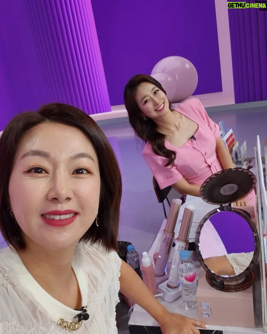 Kim Ji-hye Instagram - 방송 직전 수다는 꿀맛 ㅋㅋㅋ 오늘도 달렸다
