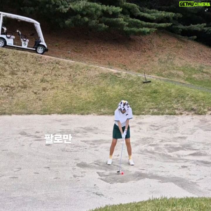 Kim Ji-hye Instagram - 내사랑 #지산cc . 모든게...조금씩...부족했던 필드 . 토크가 안됨 ㅜㅜ 힝 . 다시 레슨 . 낼부터 더 열심히 연습하자 ㅋㅋㅋ . 😆계속 연습 .