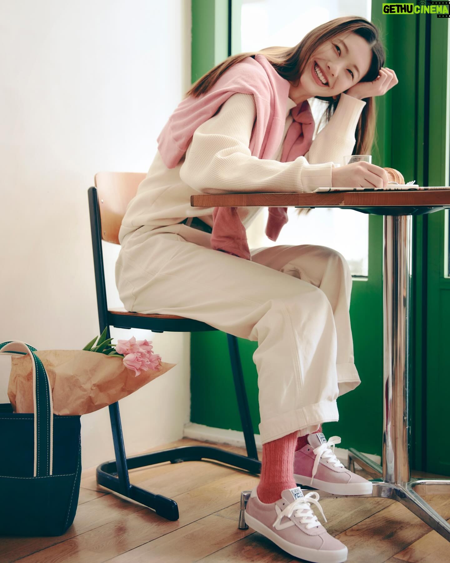 Kim Jin-kyung Instagram - 과거의 Style73 실루엣을 복각하여 현대적으로 계승한 반스의 ‘스포츠 로우와 함께 봄을 맞이 해 봄 🌸💕👟