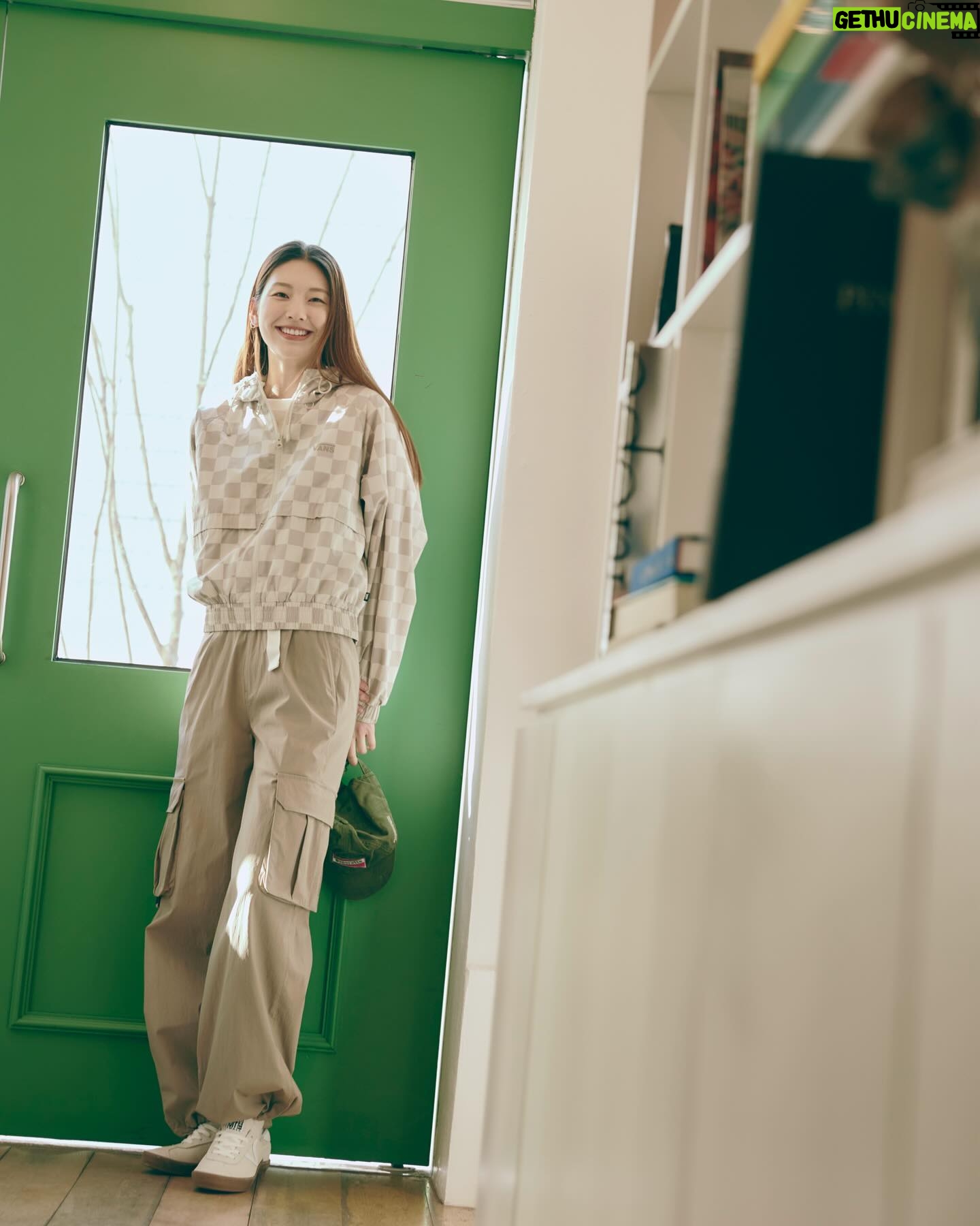 Kim Jin-kyung Instagram - 과거의 Style73 실루엣을 복각하여 현대적으로 계승한 반스의 ‘스포츠 로우와 함께 봄을 맞이 해 봄 🌸💕👟