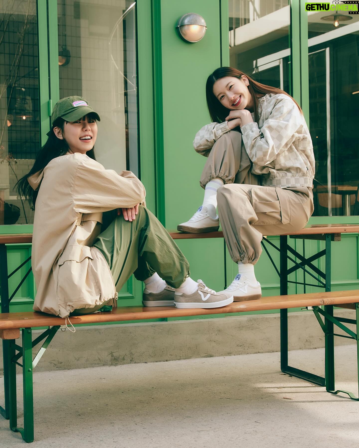 Kim Jin-kyung Instagram - 과거의 Style73 실루엣을 복각하여 현대적으로 계승한 반스의 ‘스포츠 로우와 함께 봄을 맞이 해 봄 🌸💕👟