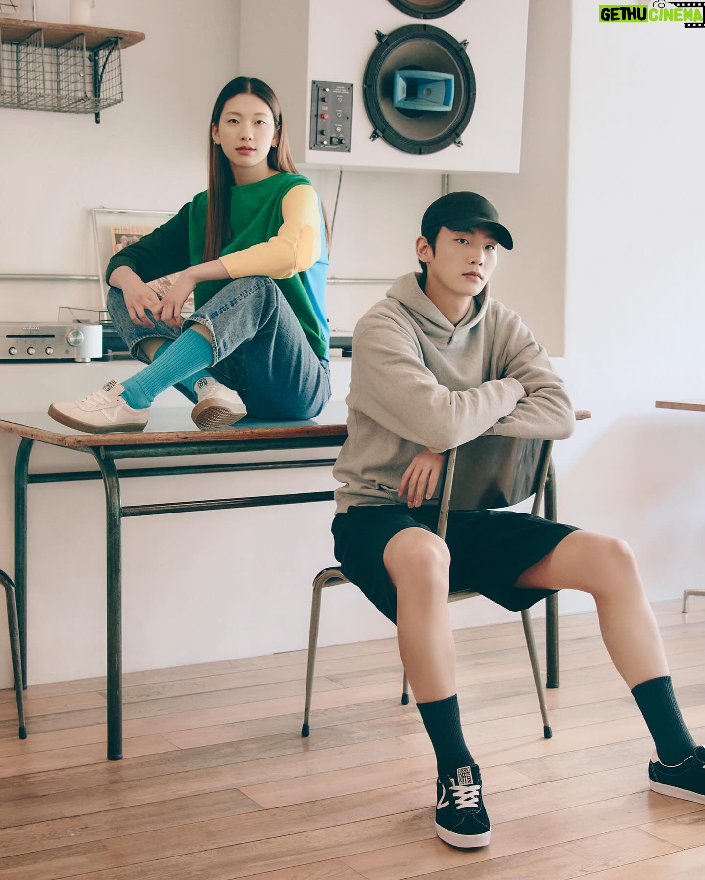 Kim Jin-kyung Instagram - 과거의 Style73 실루엣을 복각하여 현대적으로 계승한 반스의 ‘스포츠 로우와 함께 봄을 맞이 해 봄 🌸💕👟