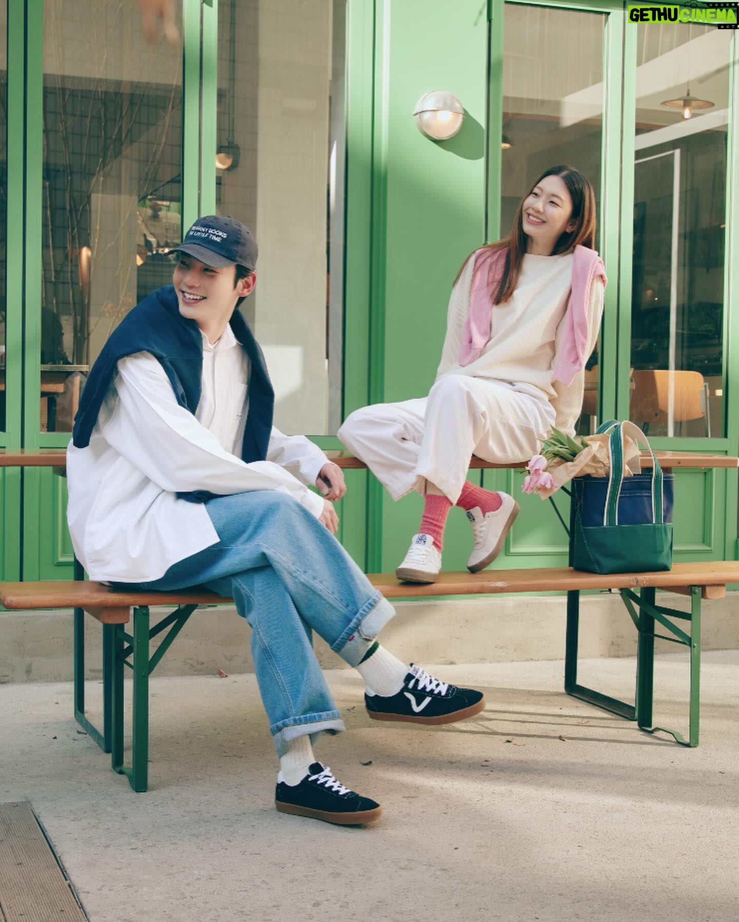 Kim Jin-kyung Instagram - 과거의 Style73 실루엣을 복각하여 현대적으로 계승한 반스의 ‘스포츠 로우와 함께 봄을 맞이 해 봄 🌸💕👟