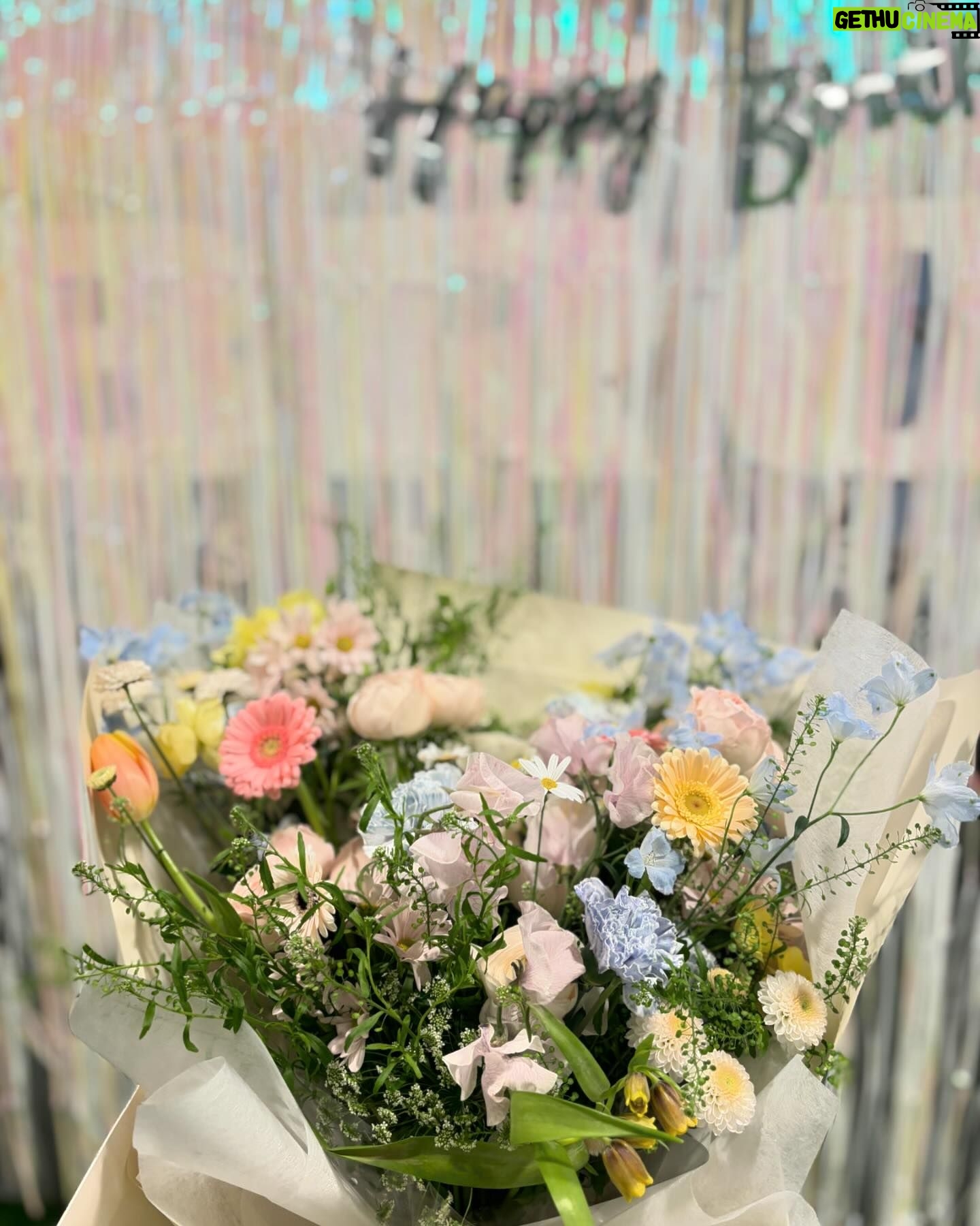 Kim Jin-kyung Instagram - 갈수록 대문자 T가 되어가는 나라서 표현이 서툴지만..매번 엄청 고맙고 감사하다고 전하고 싶어요🙏🏻😌 많은 분들이 보내주신 축하 덕에 이번 생일도 행복하고 따뜻했습니다! 고맙습니다 💝🎂