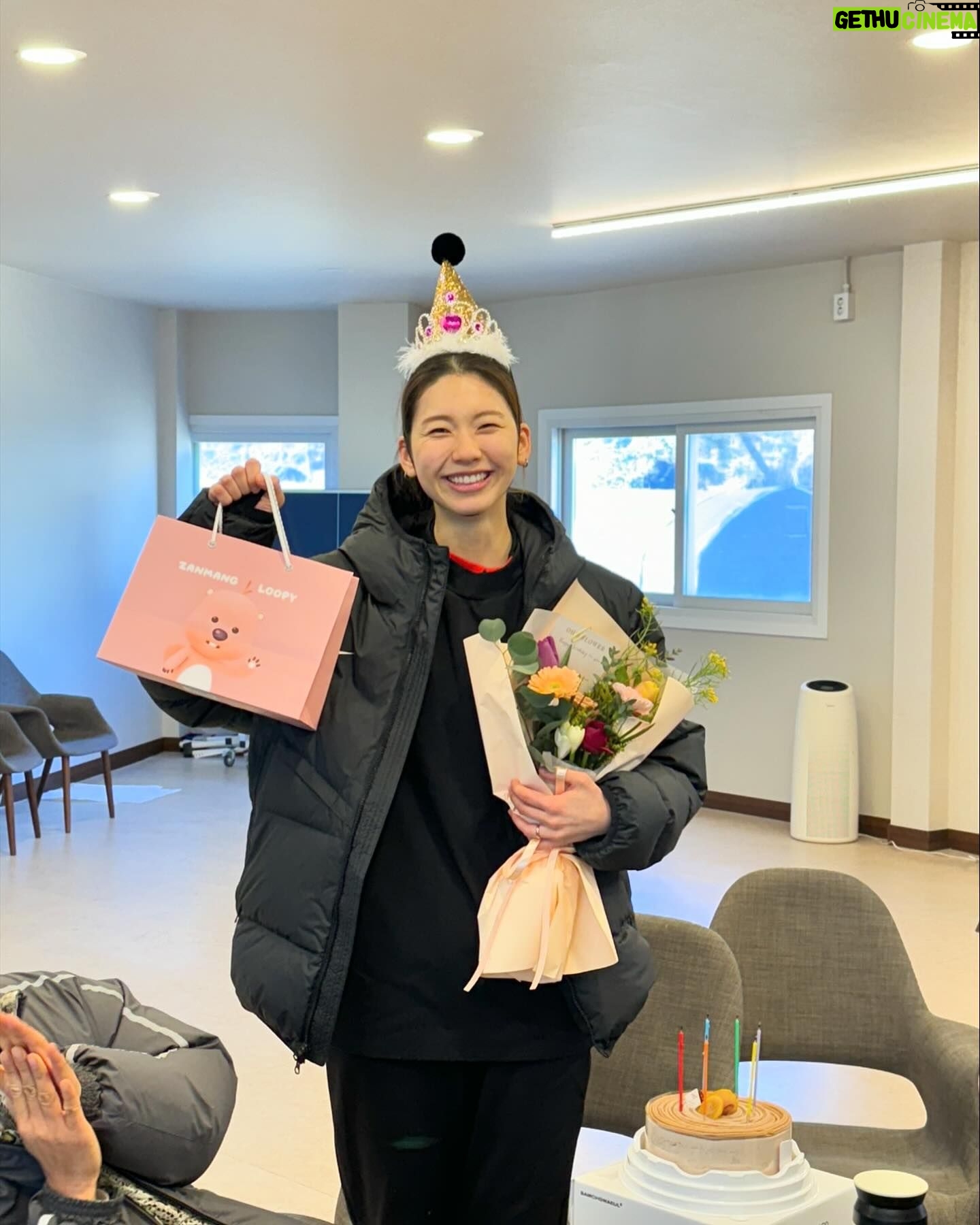 Kim Jin-kyung Instagram - 갈수록 대문자 T가 되어가는 나라서 표현이 서툴지만..매번 엄청 고맙고 감사하다고 전하고 싶어요🙏🏻😌 많은 분들이 보내주신 축하 덕에 이번 생일도 행복하고 따뜻했습니다! 고맙습니다 💝🎂