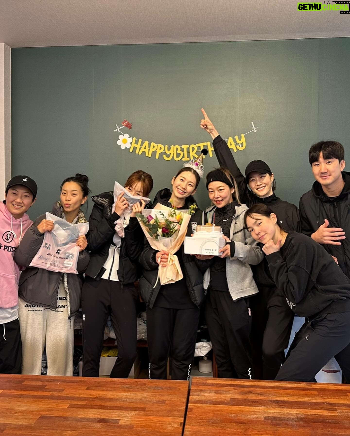Kim Jin-kyung Instagram - 갈수록 대문자 T가 되어가는 나라서 표현이 서툴지만..매번 엄청 고맙고 감사하다고 전하고 싶어요🙏🏻😌 많은 분들이 보내주신 축하 덕에 이번 생일도 행복하고 따뜻했습니다! 고맙습니다 💝🎂