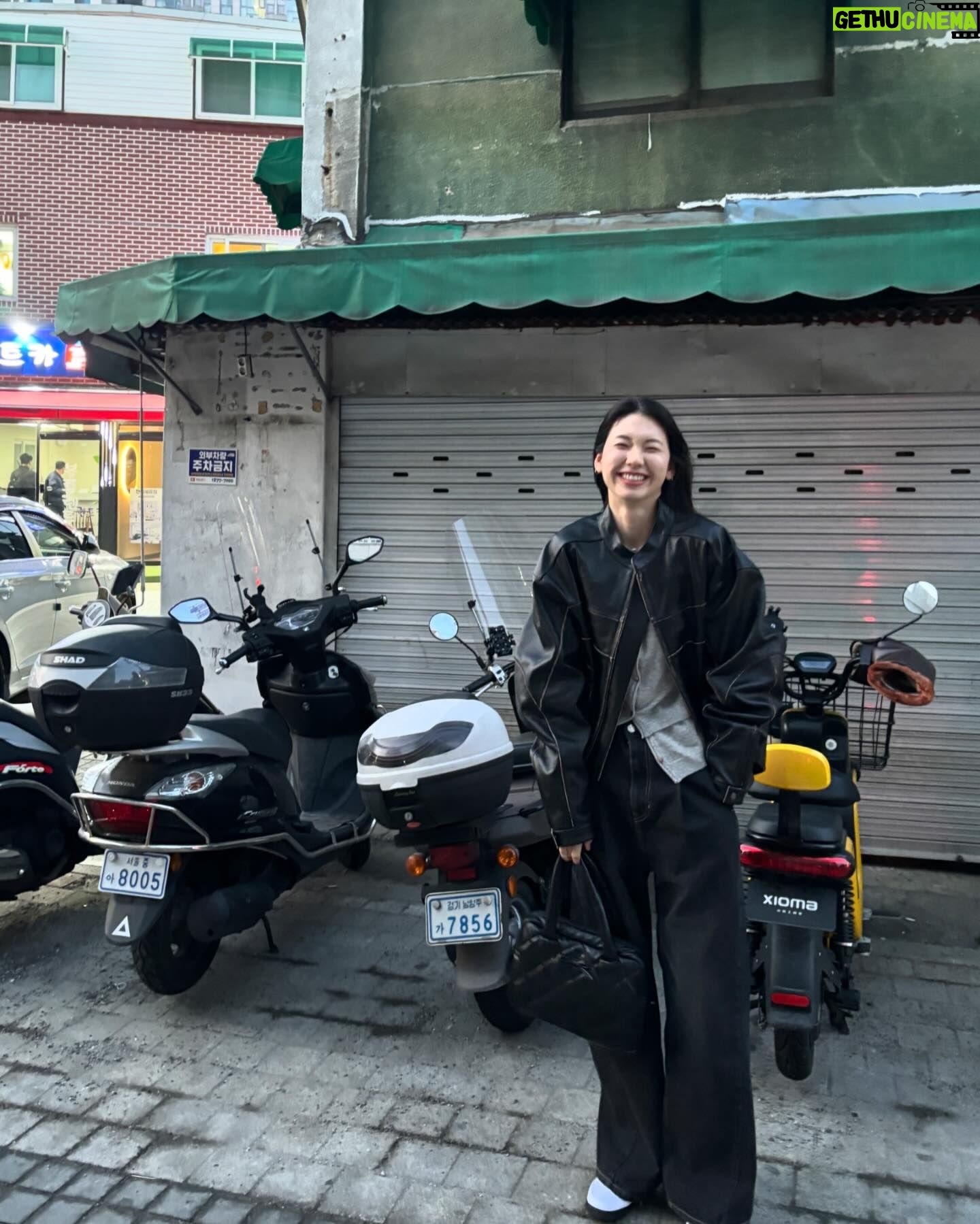 Kim Jin-kyung Instagram - 오랜만에 나들이 👯 네더월드의 첫번째 팝업 왔다감 🖤