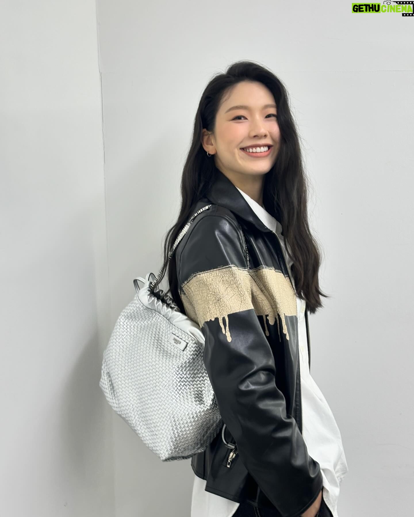 Kim Jin-kyung Instagram - 나의 모스키노 실버 미니레터링 백🩶🪩 #Moschino #모스키노