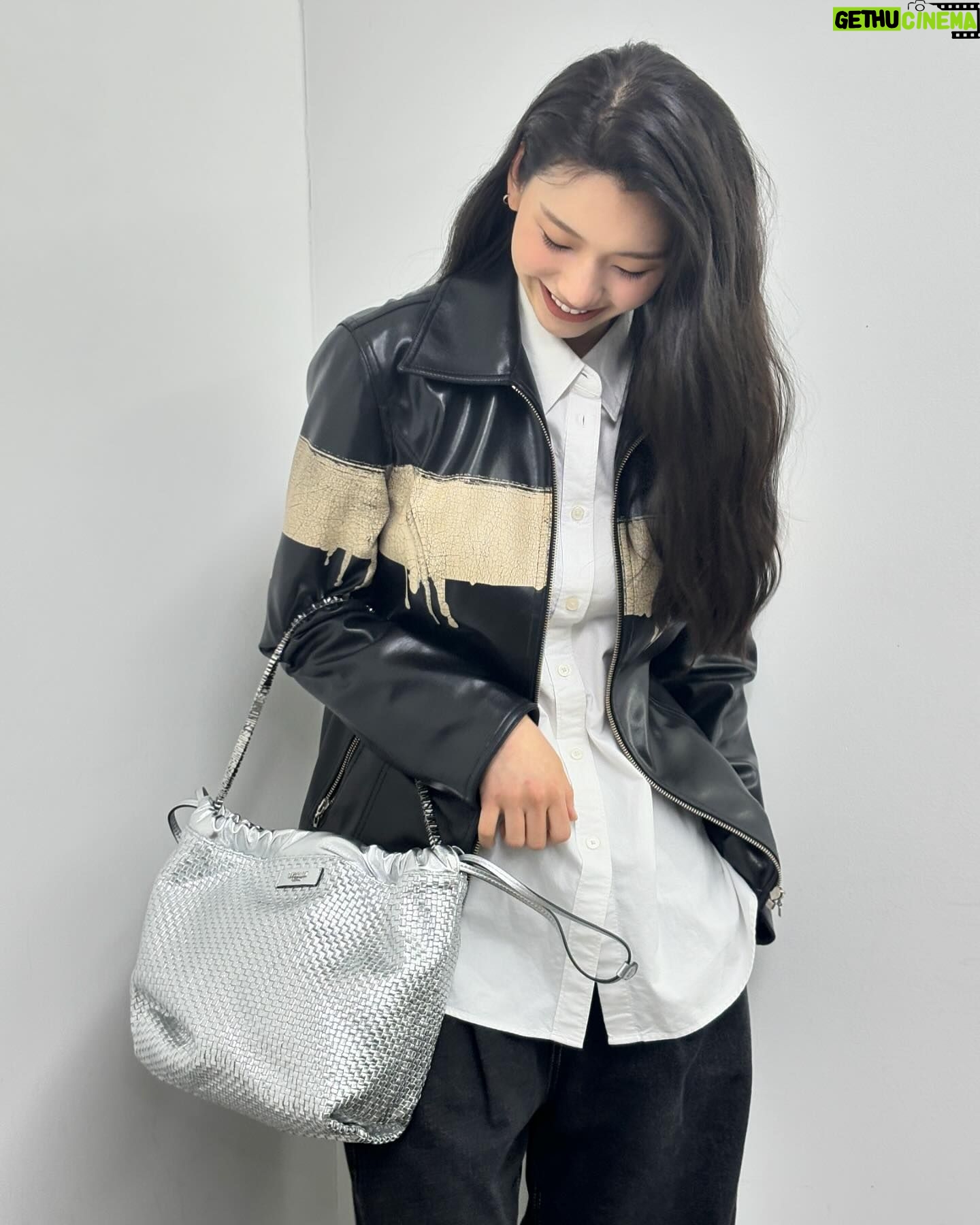 Kim Jin-kyung Instagram - 나의 모스키노 실버 미니레터링 백🩶🪩 #Moschino #모스키노