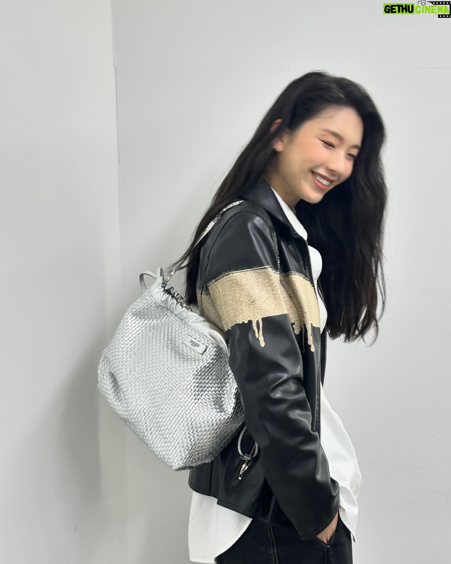 Kim Jin-kyung Instagram - 나의 모스키노 실버 미니레터링 백🩶🪩 #Moschino #모스키노