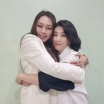 Kim Mi-kyeong Instagram - 차지연 콘서트! 손꼽아 기다리던 공연. 내가 너무나 좋아하는 The Lion King 'Circle of Life ' 로 포문을 열때부터 내 심장이 세배로 뛰기 시작했다. 공연 내내 벅찬 감동을 선물해준 멋진 사람 차지연. 17년만에 단독 콘서트를 했으니 두번째는 얼마나 더 기다려야 하나. 관객들의 뜨거운 함성에, 그리 오래 기다리게 하지 않을것이라 믿는다. 첫공연을 축하해! 최고였어! 고마워!!♥️♥️♥️♥️♥️