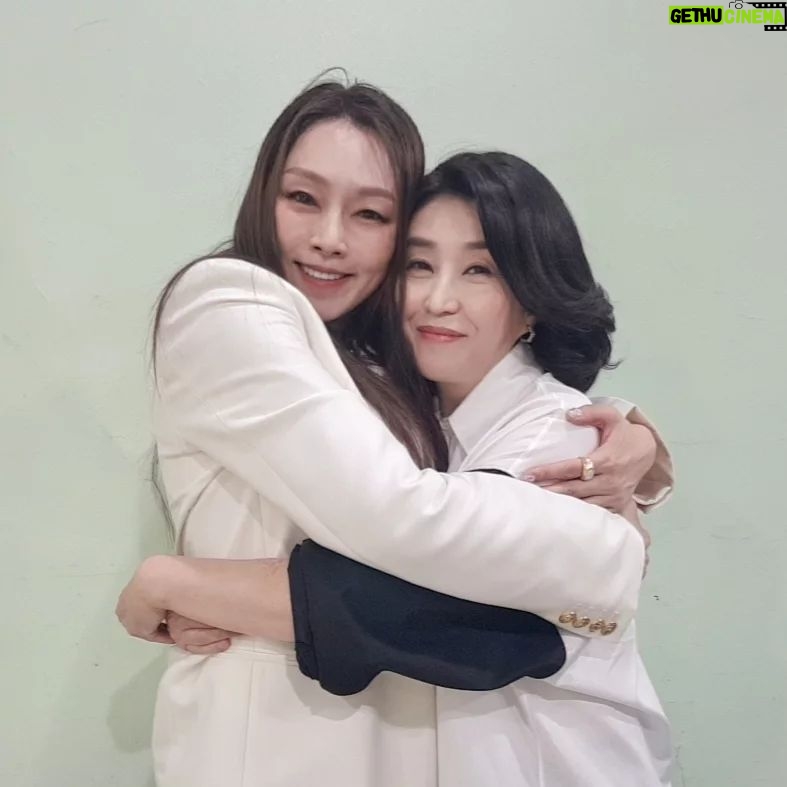 Kim Mi-kyeong Instagram - 차지연 콘서트! 손꼽아 기다리던 공연. 내가 너무나 좋아하는 The Lion King 'Circle of Life ' 로 포문을 열때부터 내 심장이 세배로 뛰기 시작했다. 공연 내내 벅찬 감동을 선물해준 멋진 사람 차지연. 17년만에 단독 콘서트를 했으니 두번째는 얼마나 더 기다려야 하나. 관객들의 뜨거운 함성에, 그리 오래 기다리게 하지 않을것이라 믿는다. 첫공연을 축하해! 최고였어! 고마워!!♥️♥️♥️♥️♥️