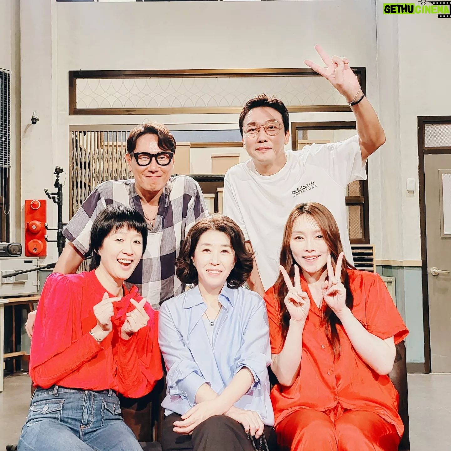 Kim Mi-kyeong Instagram - '짠당포' 참 유쾌하고 재미있는 분들. 탁재훈님, 윤종신님, 홍진경님. 그리고 좋은시간 같이한 우리 차지연 배우. 말주변 없는 저와 함께 해주셔서 감사합니다. 덕분에 많이 웃었어요~~^^😃♥️♥️