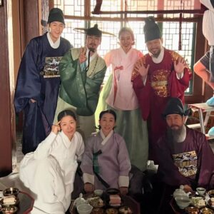 Kim Mi-kyeong Instagram - '밤에 피는 꽃'  저도 재미있게 잘 봤습니다^^
함께 했던 모든분들께 박수를 보냅니다.
감사했습니다.❤❤❤❤❤
