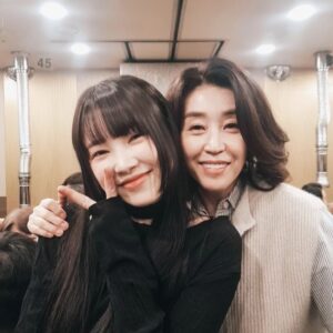 Kim Mi-kyeong Instagram - 징글징글 속썪이는 딸들이지만 너무너무 예쁘고 소중한 세자매 입니다 ♥️♥️
그리고 귀여운 은비와 사람좋은 만수 ^^ 😃😃😃