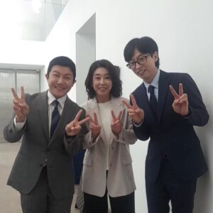 Kim Mi-kyeong Instagram - 영광스럽게도 '유 퀴즈 온 더 블럭' 에서 초대해 주셨습니다.
과분한 호칭에 몸둘바를 모르겠지만 재미있게 봐주셔요.
유퀴즈 모든분들 
감사했습니다 ~~~ 😃♥️♥️😁